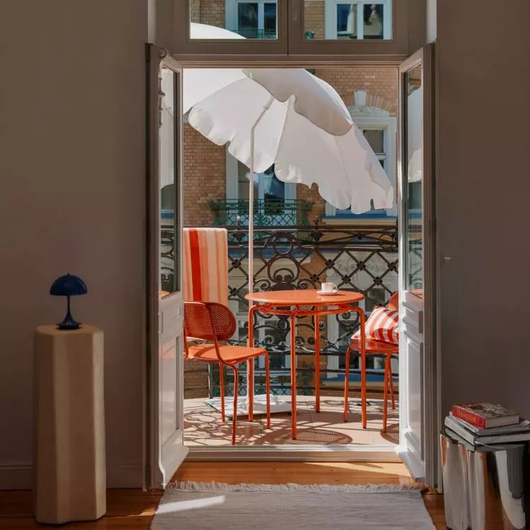 You can soften the arrangement with a bright umbrella