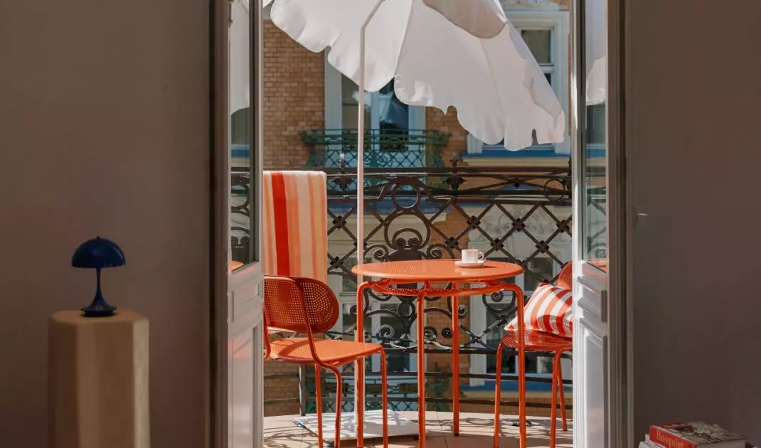 You can soften the arrangement with a bright umbrella