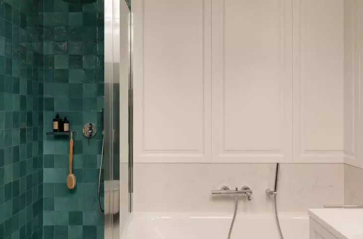 Upstairs bathroom boldly combines white with turquoise 