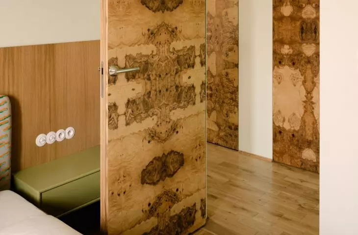 In the bedroom, the architect used bright, natural colors and carefully selected materials