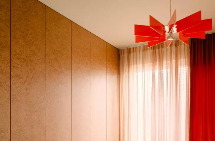 The entire wall opposite the bed is occupied by a development of elegant veneer