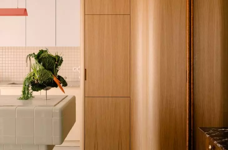 The cabinet allows you to hide all the kitchen accessories and at the same time accommodate an impressive collection of dishes used by the culinary blogger.