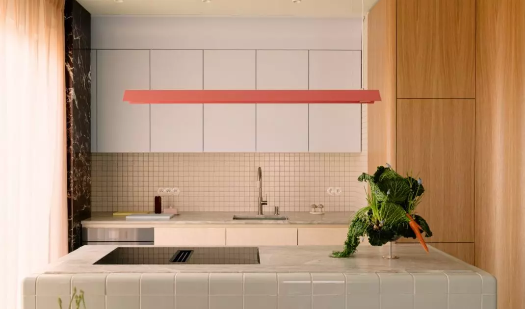 Nad wyspą zawieszono minimalistyczną, różową lampę