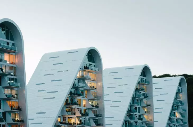 Nad fiordem w portowym Vejle wznosi się kompleks apartamentowy The Wave, dzieło duńskiej pracowni Henning Larsen