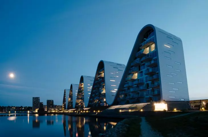 Kompleks apartamentowy The Wave w Vejle, w Danii –  wieże połączono w ciągłą, falującą linię wzdłuż brzegu