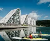 Kompleks apartamentowy The Wave w Vejle, w Danii – odbicia brył w spokojnej tafli fiordu potęgują wizualną harmonię kompleksu