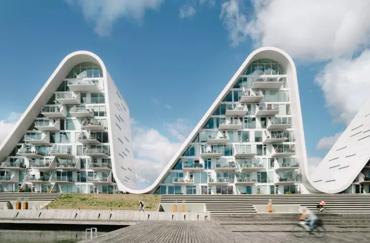 The Wave is distinguished by its nature-inspired form, in which the building blocks resemble sea waves