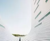 The five towers, each in the form of an elongated cuboid, underwent a smooth deformation, creating the characteristic sinuous arches of the roofs