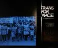 wystawa „Transformacje. Nowoczesność w III RP”; po lewej fotografia „Studencki Kraków” Tomasza Łojewskiego