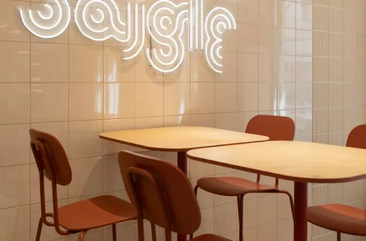 wnętrze zdobi designerski neon