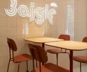 wnętrze zdobi designerski neon