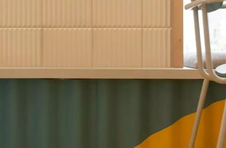 różnorodne faktury i wyraziste kolory są silnymi akcentami na tle jasnych płytek z kolekcji Mai Ganszyniec