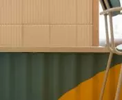 różnorodne faktury i wyraziste kolory są silnymi akcentami na tle jasnych płytek z kolekcji Mai Ganszyniec