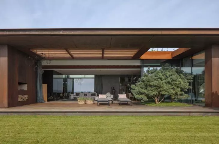 House blended into Vistula escarpment