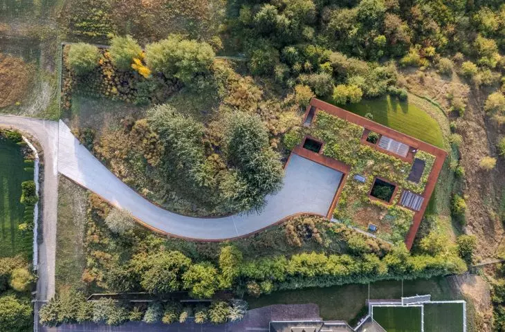 A house blended into the Vistula escarpment - a bird's eye view 