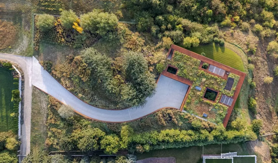 Dom wtopiony w nadwiślańską skarpę – widok z lotu ptaka 