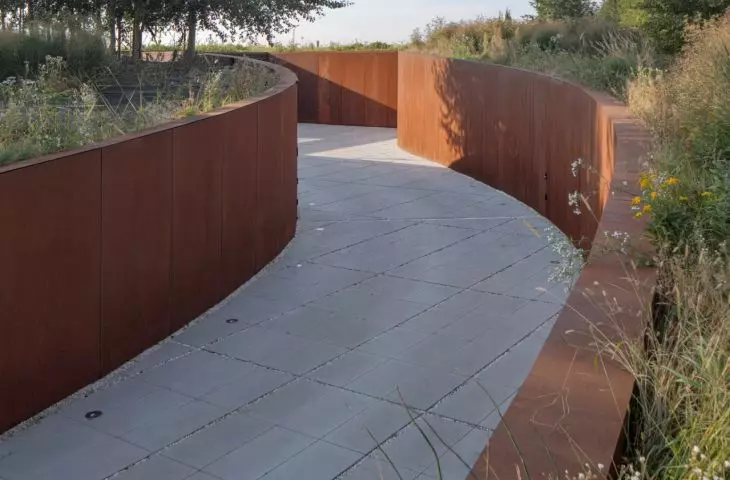 House blended into Vistula escarpment