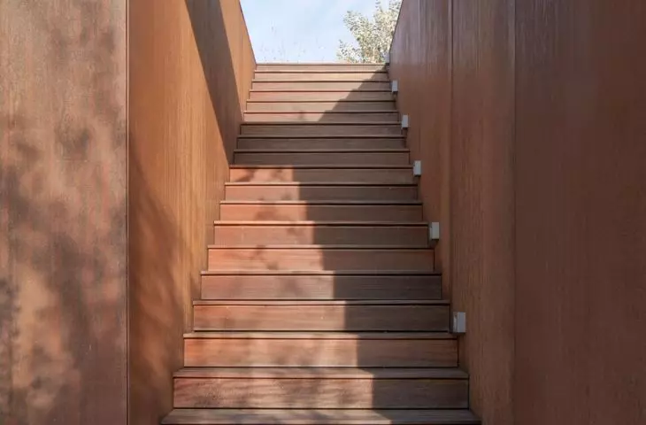 House blended into Vistula escarpment