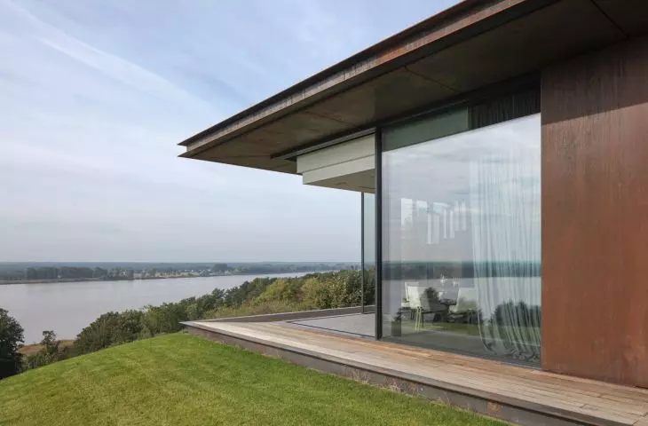 House blended into Vistula escarpment