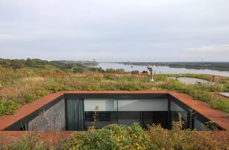 The roof of the house was covered with a green roof 
