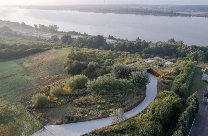 House blended into Vistula escarpment