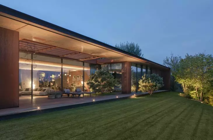 House blended into Vistula escarpment
