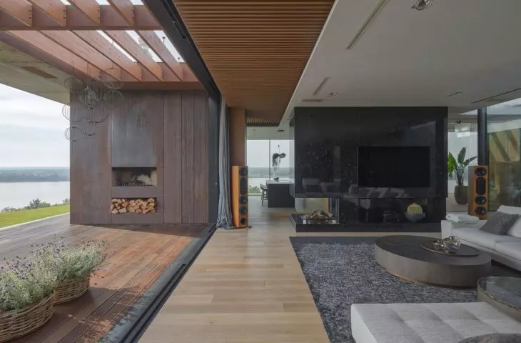 House blended into Vistula escarpment