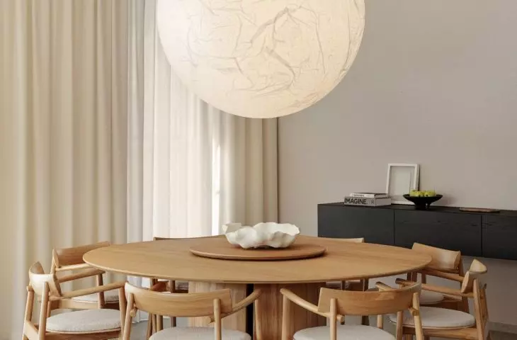 Above the dining table hangs the unique Moon lamp by Davide Groppi
