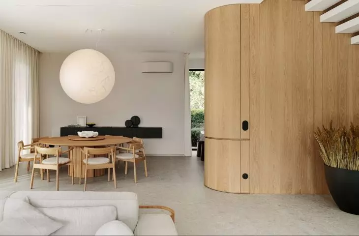 The authors of the project opted for subtle minimalism and a bright color palette