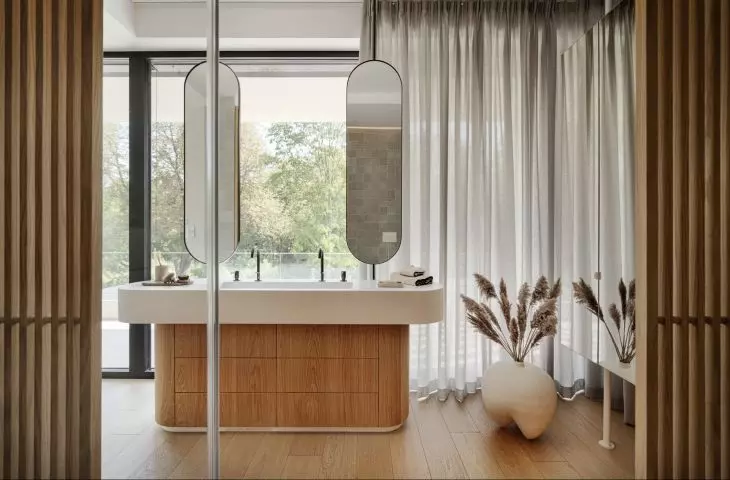 Designer mirrors emphasize the original character of the interior