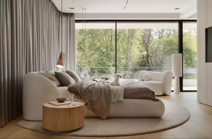 The bedroom has a glass wall more than 6 meters long