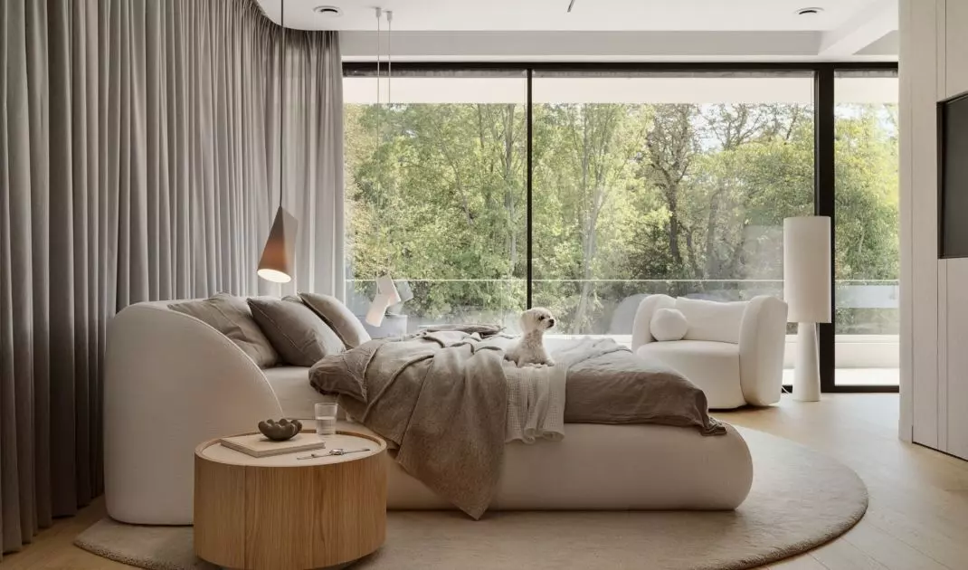 The bedroom has a glass wall more than 6 meters long