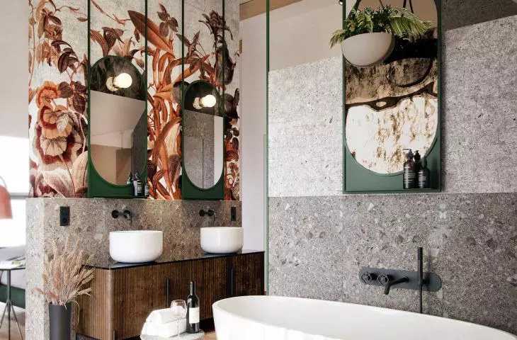Parents' bathroom showroom