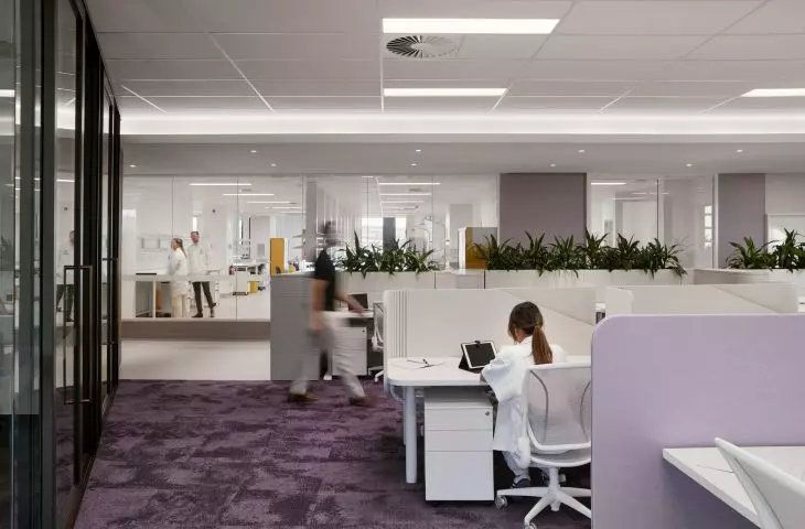 Wewnątrz budynku mieszczą się nowoczesne laboratoria typu wet i dry lab, przestrzenie seminaryjne, strefy coworkingowe i zaplecze socjalne
