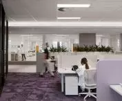 Wewnątrz budynku mieszczą się nowoczesne laboratoria typu wet i dry lab, przestrzenie seminaryjne, strefy coworkingowe i zaplecze socjalne
