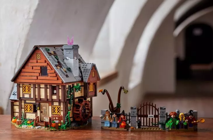 The set depicts the distinctive wooden cottage in Salem from the movie 
