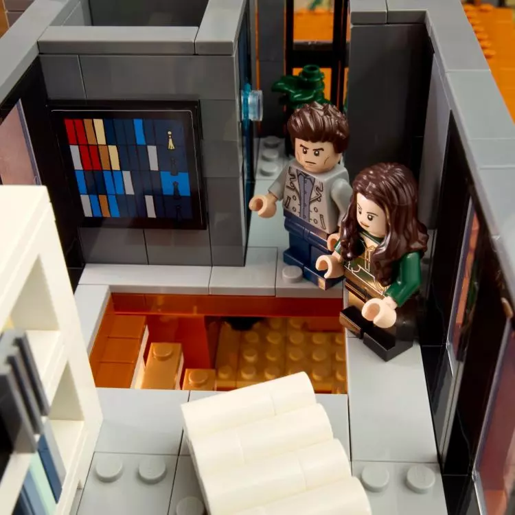 The set is full of cinematic details, you will find, for example, an installation composed of graduates' caps