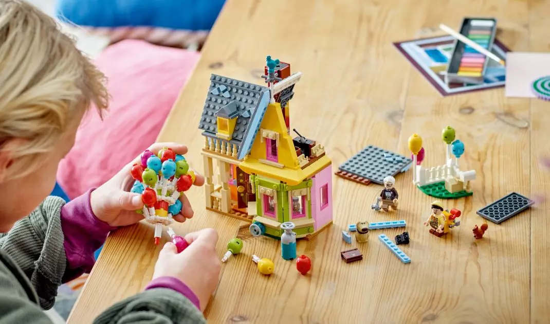 Za pomocą zestawu LEGO możesz odtworzyć kultową scenografię z filmu „Odlot”