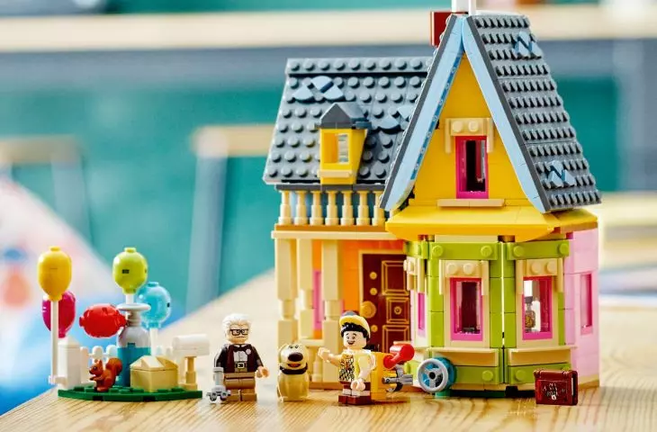 A fairy tale house floating thanks to balloons will be a great decoration for a room, not only a child's room 