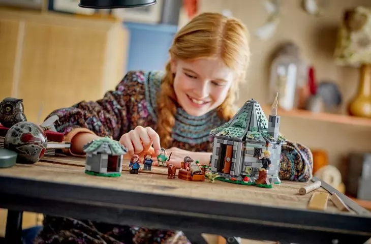 Recreate one of the most memorable scenes from the Harry Potter film series with this LEGO set