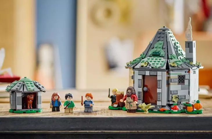 In addition to Hagrid's hut, the set also includes the kennel of the faithful dog Canine