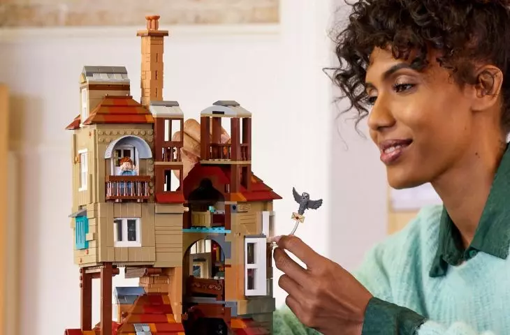 With the LEGO Collector's Edition, you can build Nora, the magical stronghold of Ron Weasley's family