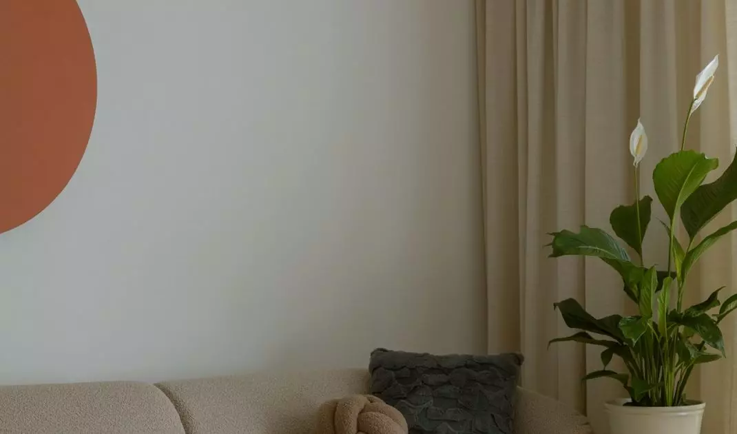 Miękkie formy mebli łagodzą minimalistyczny styl