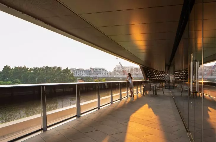 Infinitus Plaza in Guangzhou - outdoor terraces provide natural shade to the facade