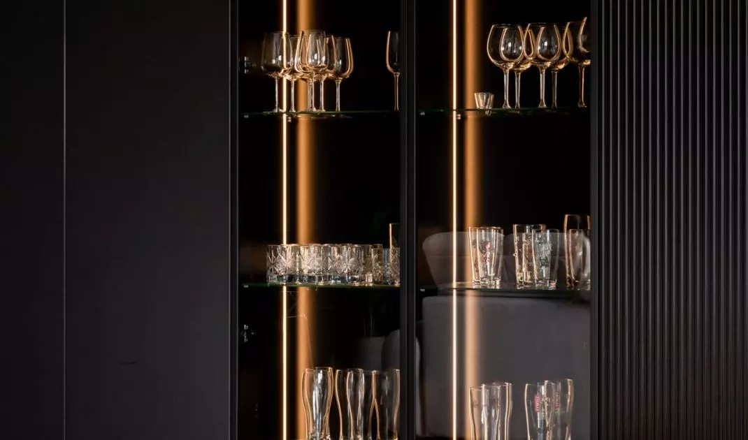 Wyważona kompozycja ciemnych barw, szlachetnych materiałów i miękkiego światła tworzy wnętrze pełne spokoju i elegancji