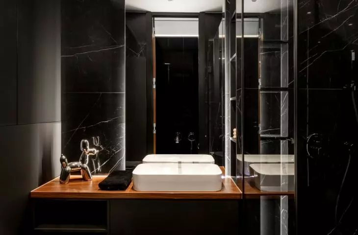 Black apartment by the Royal Baths