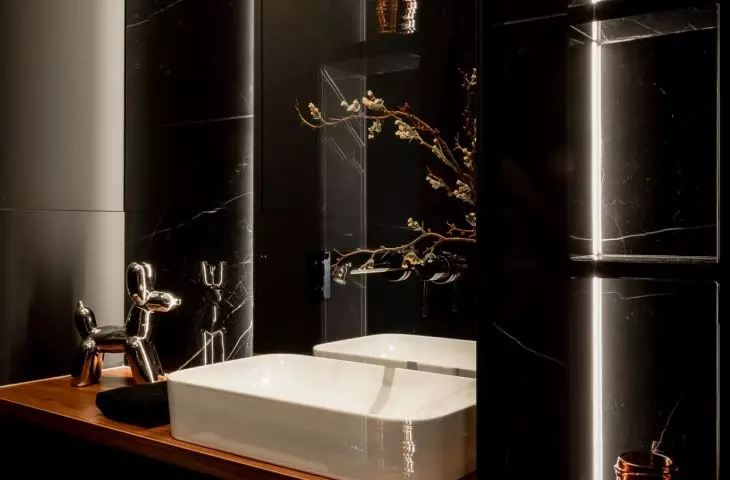 Black apartment by the Royal Baths