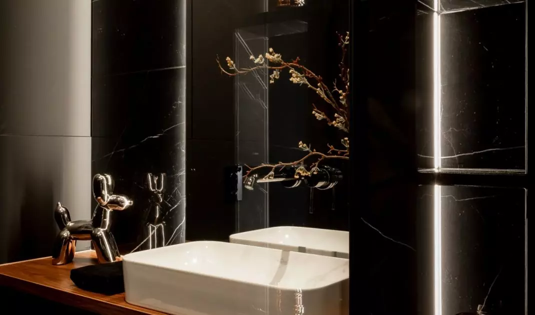 Black apartment by the Royal Baths