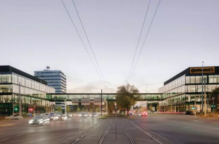 Siedziba główna firmy Continental AG w Hanowerze obejmuje dwie działki połączone ze sobą 70-metrowym mostem 