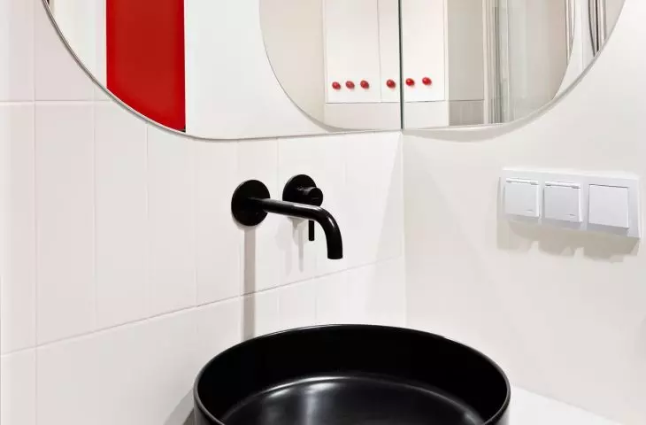 Black, large, expressive countertop washbasin is a strong point of the arrangement